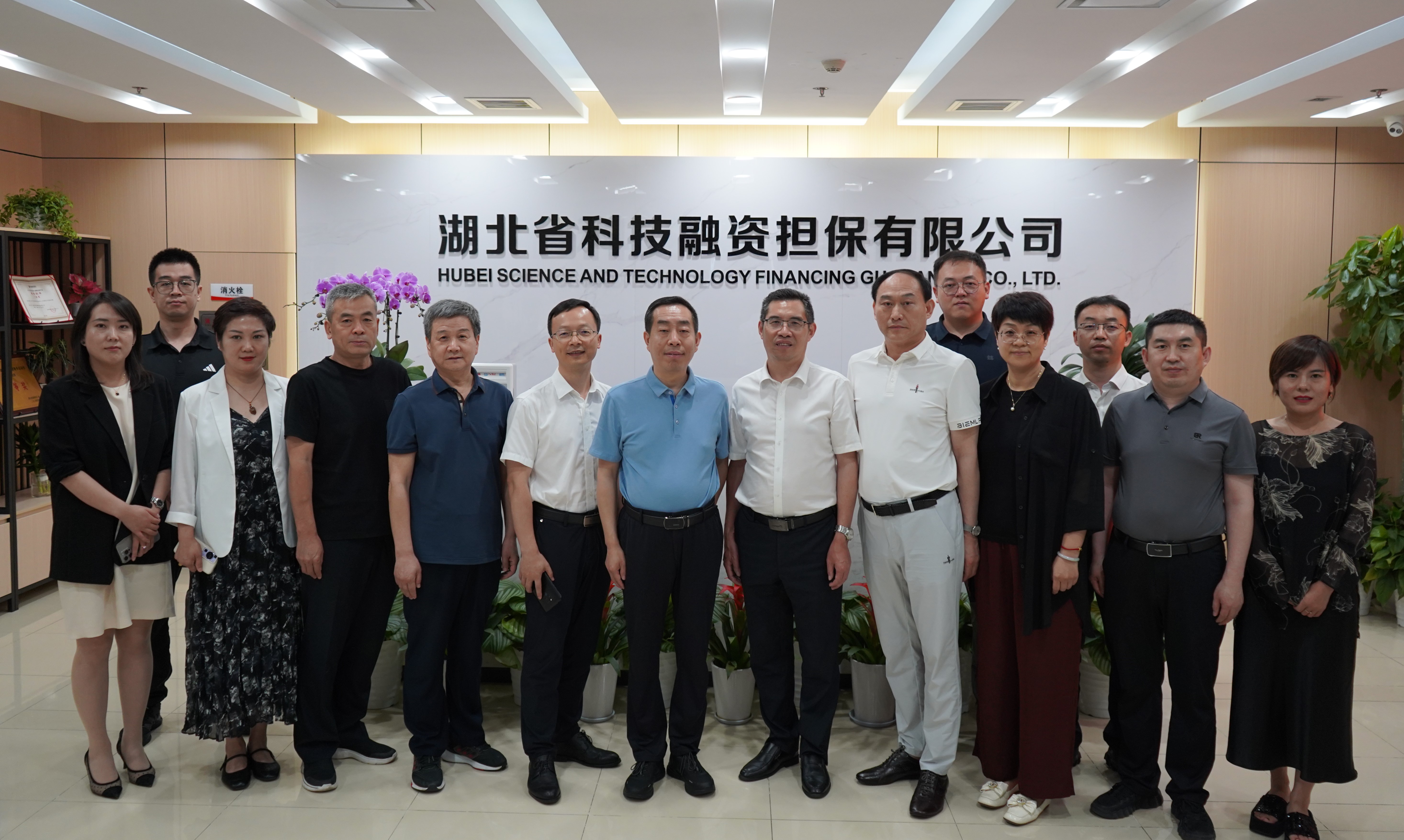 20240618 山西省再担保集团党委副书记、副董事长、总经理谢宏伟一行到省科担公司考察交流【山西省再担保集团党委副书记、副董事长、总经理谢宏伟（左七），公司党支部书记、董事长程斌（左八），公司党支部副书记、总经理董勇（左六）】.JPG